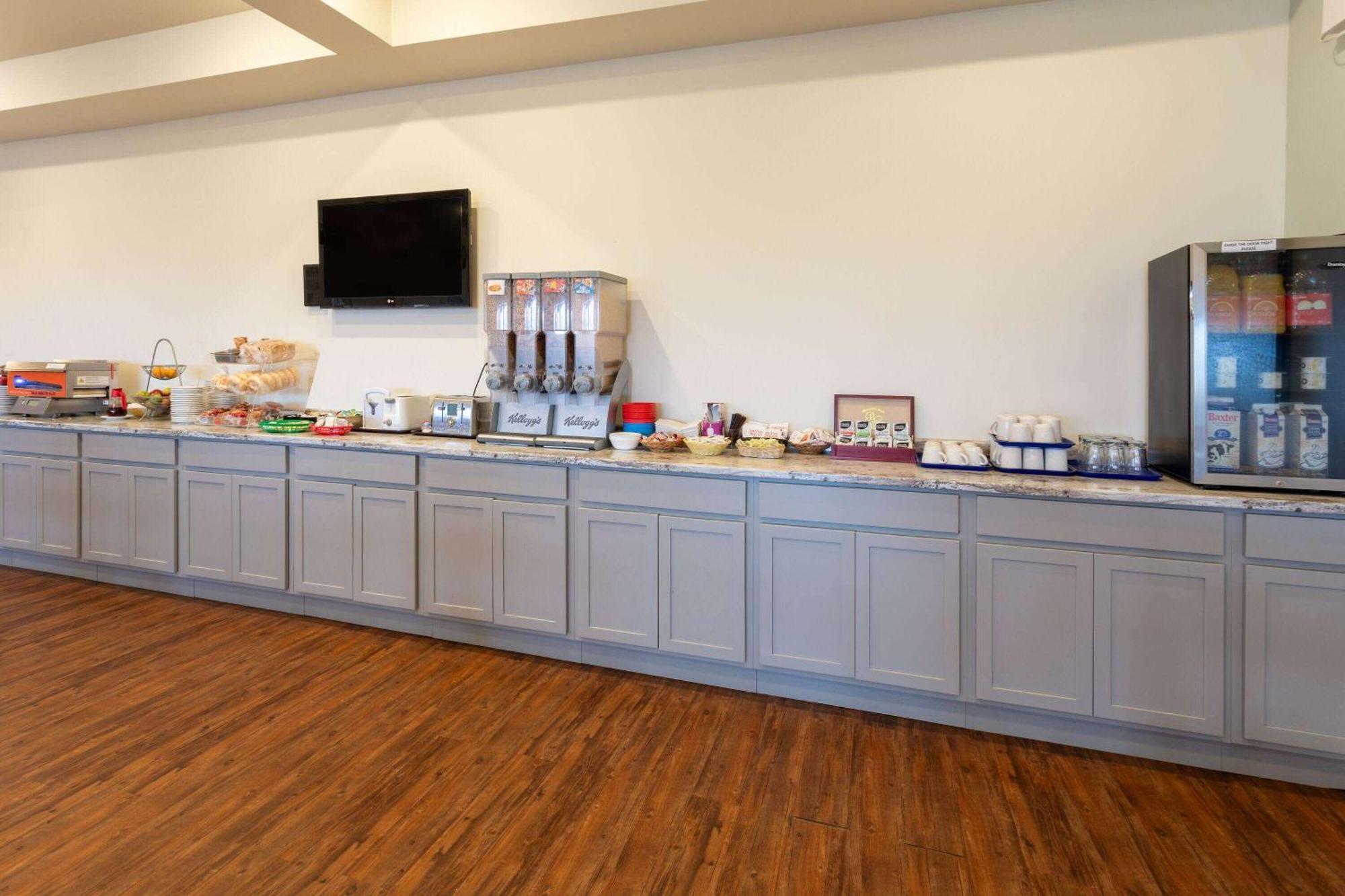 Travelodge By Wyndham Amherst Extérieur photo