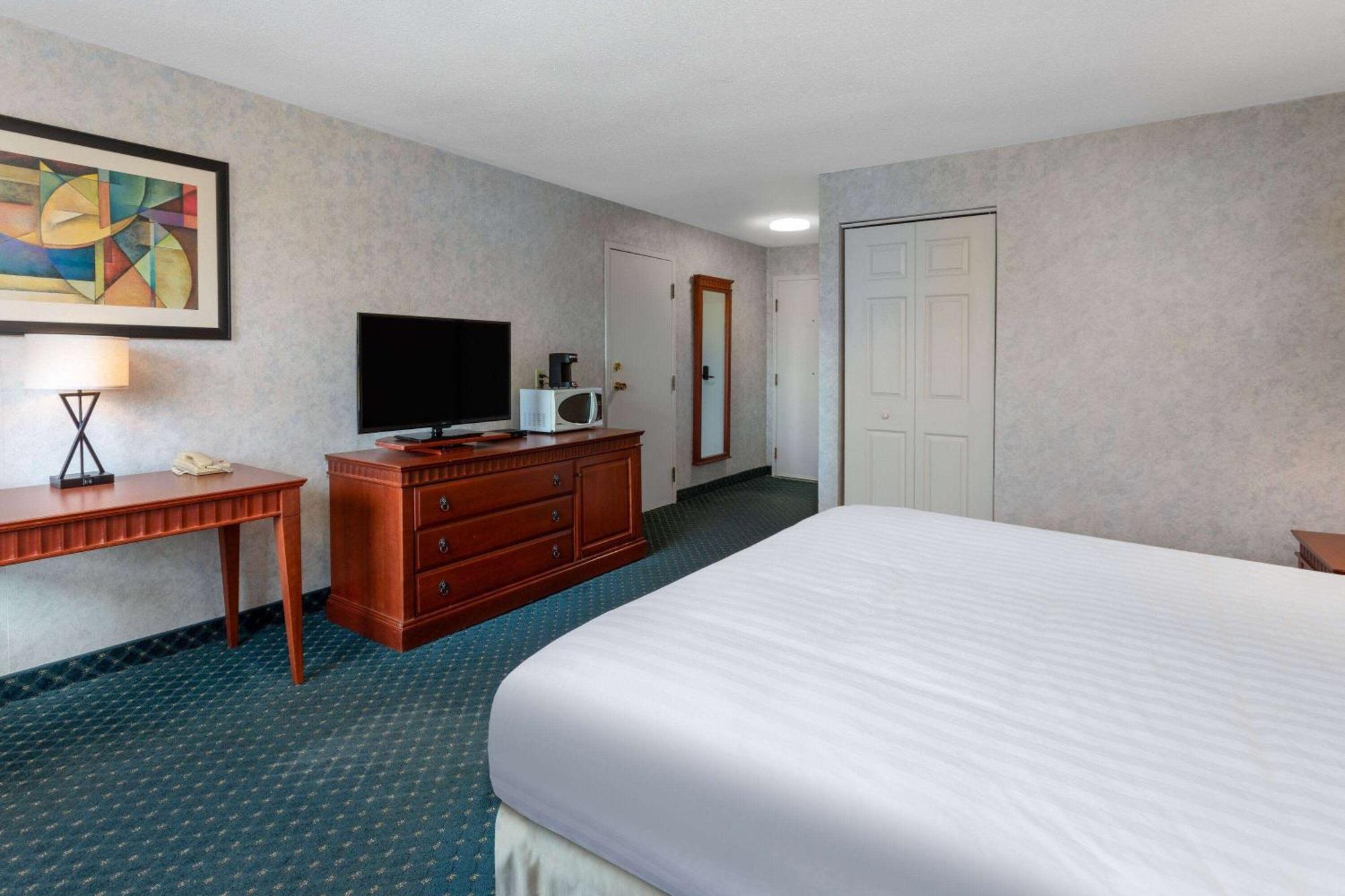 Travelodge By Wyndham Amherst Extérieur photo